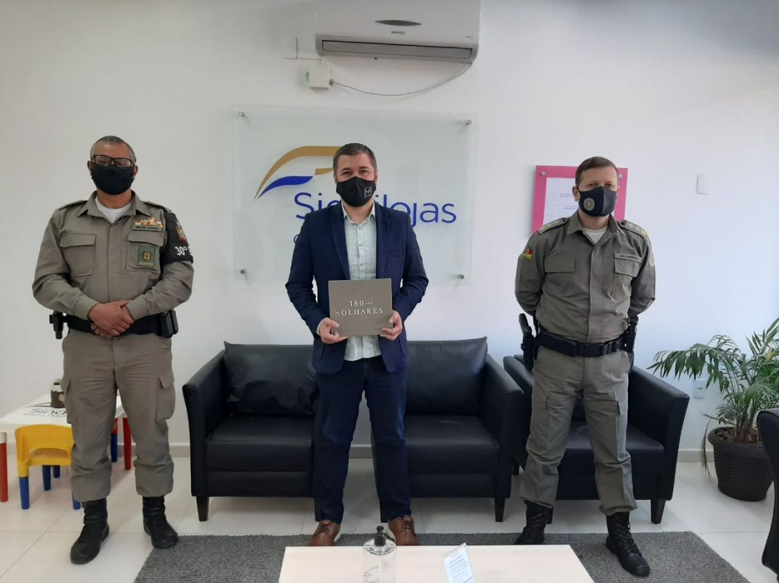 Mais que Parceria: 30° BPM Agracia Presidente do Sindilojas e Delegado R. do CRC Camaquã